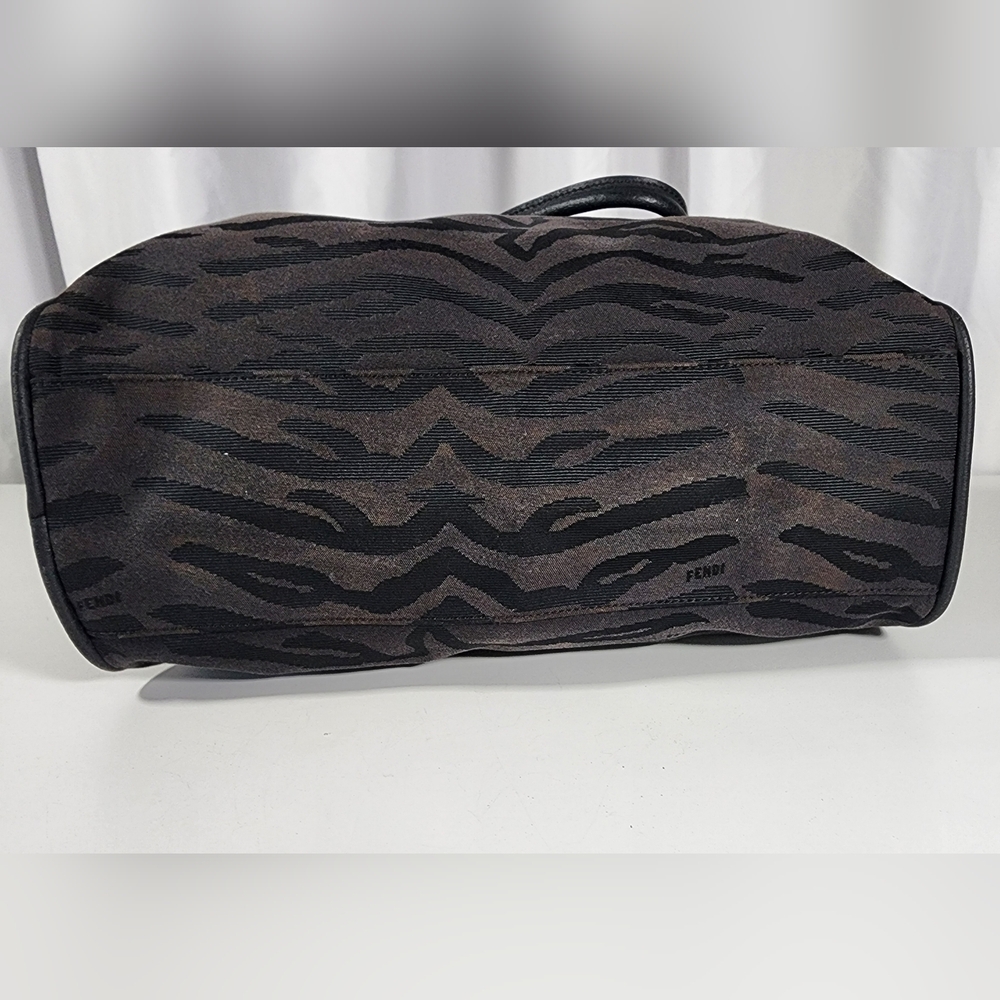 Fendi Nylon & leather black on black shoulder tote. Minor signs of use. - Picture 5 of 16